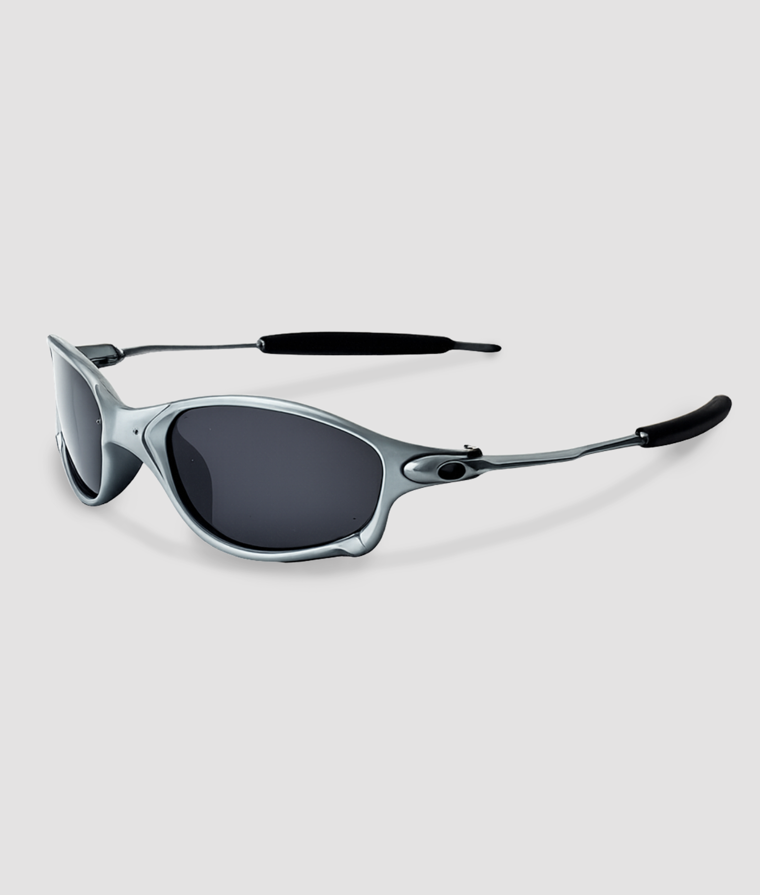 Zilveren sportzonnebril met donkere glazen en metalen montuur