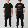Zwart unisex T-shirt voor- en achteraanzicht gedragen door mannelijk model met Stay in the Moment print doorgestreepte camera en telefoon icoontjes op de rug