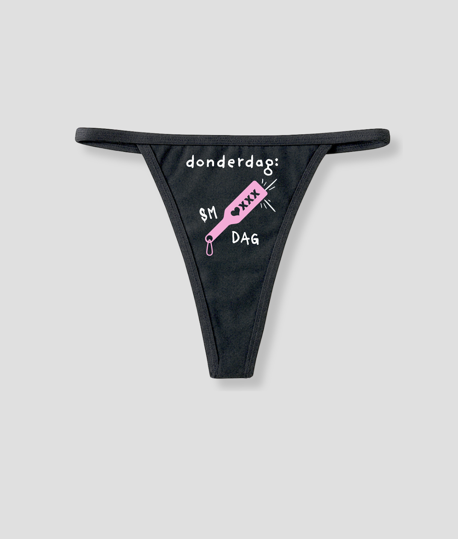 Zwarte string met grappige donderdag SM Dag tekst en roze zweep illustratie onderdeel van de 7-daagse string bundel
