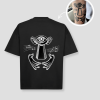 Zwart oversized unisex t-shirt met surrealistisch oog-wezen opdruk van PEP SCHEP – witte voorkant print met mystieke illustratie van figuur met oog, handen en muzieknoten