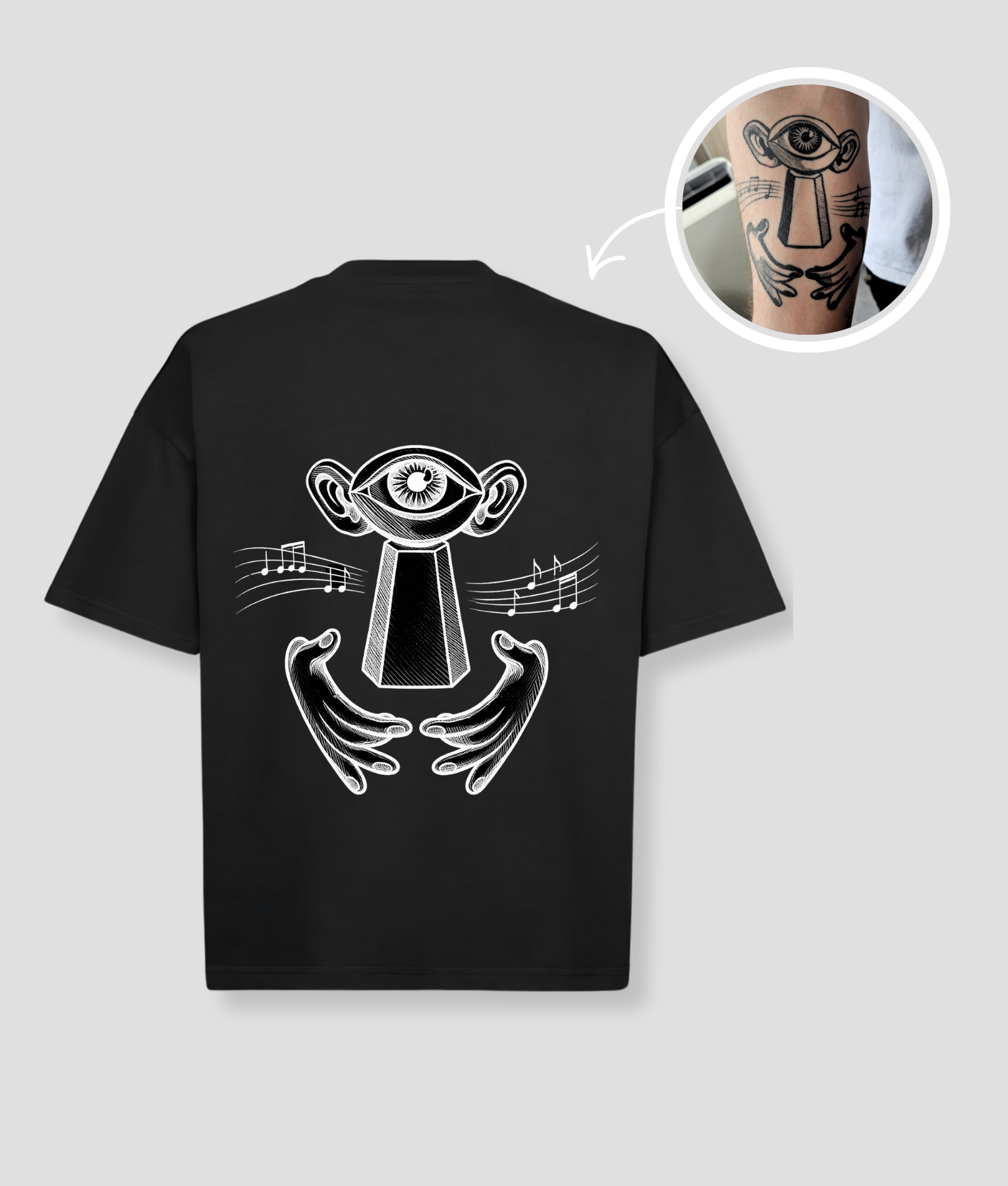 Zwart oversized unisex t-shirt met surrealistisch oog-wezen opdruk van PEP SCHEP – witte voorkant print met mystieke illustratie van figuur met oog, handen en muzieknoten