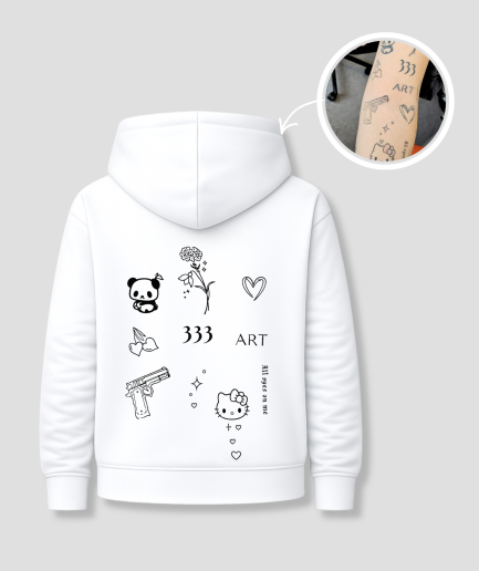 Witte unisex hoodie met tattoo-geïnspireerde opdrukken van PEP SCHEP – rugprint met diverse kleine illustraties zoals panda, hart, bloem en typografie