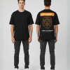 Zwart T-shirt met oranje TEAM ORANGE banner, geometrische leeuwenkop en eigen plaatsnaam met coördinaten op de rug
