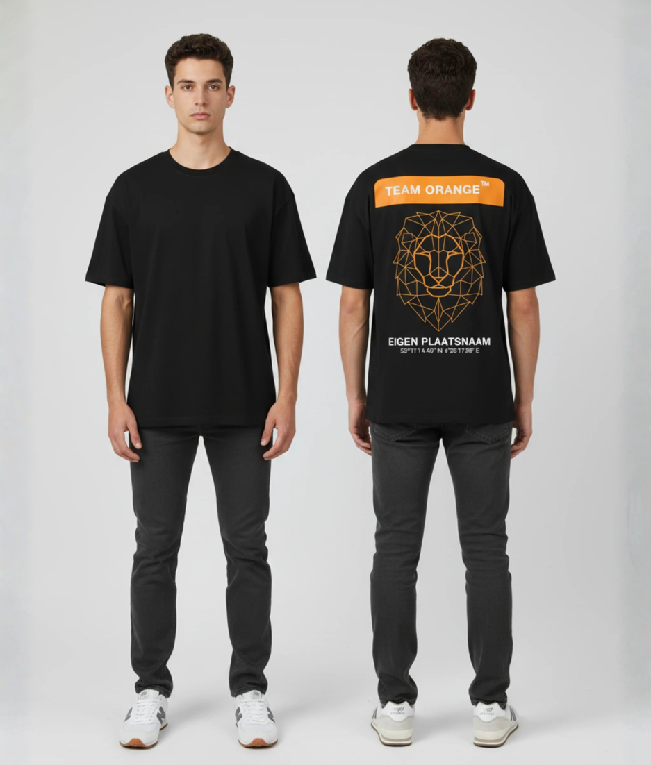 Zwart T-shirt met oranje TEAM ORANGE banner, geometrische leeuwenkop en eigen plaatsnaam met coördinaten op de rug