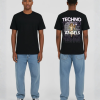 Zwart unisex T-shirt voor- en achteraanzicht gedragen door mannelijk model met TECHNO The Angels print en engelfiguur grafisch design op de rug