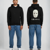 Man in zwarte hoodie voor- en achterkant met wit masker print en Japanse tekens opdruk
