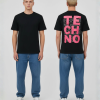 Zwart unisex T-shirt voor- en achteraanzicht gedragen door mannelijk model met TECHNO tekst in roze blokletters op de rug