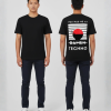 Zwart T-shirt met YOU HAD ME AT tekst, ramen kom illustratie met rode zon, doorgestreepte RAMEN tekst en TECHNO tekst in een kader op de rug