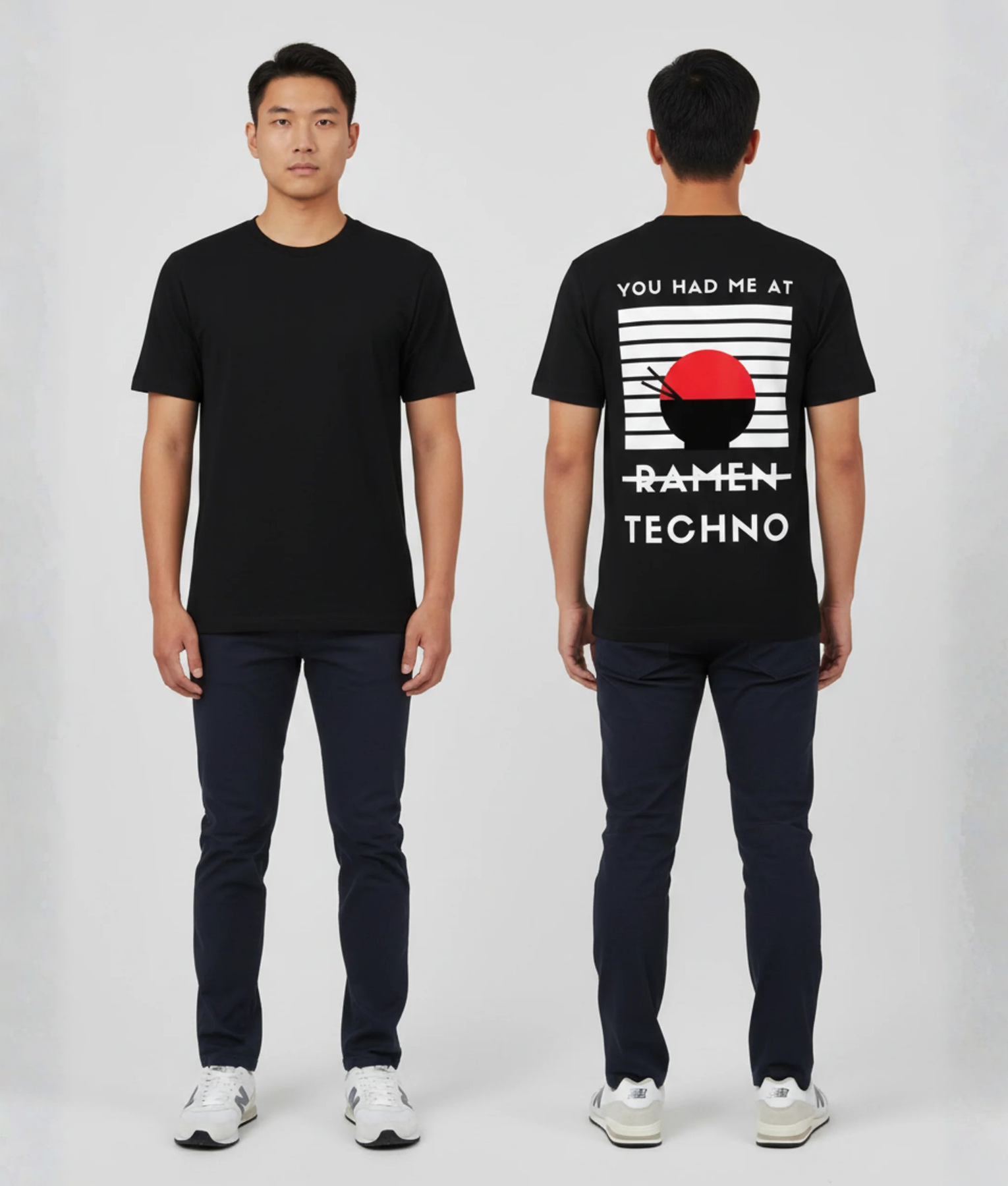 Zwart T-shirt met YOU HAD ME AT tekst, ramen kom illustratie met rode zon, doorgestreepte RAMEN tekst en TECHNO tekst in een kader op de rug