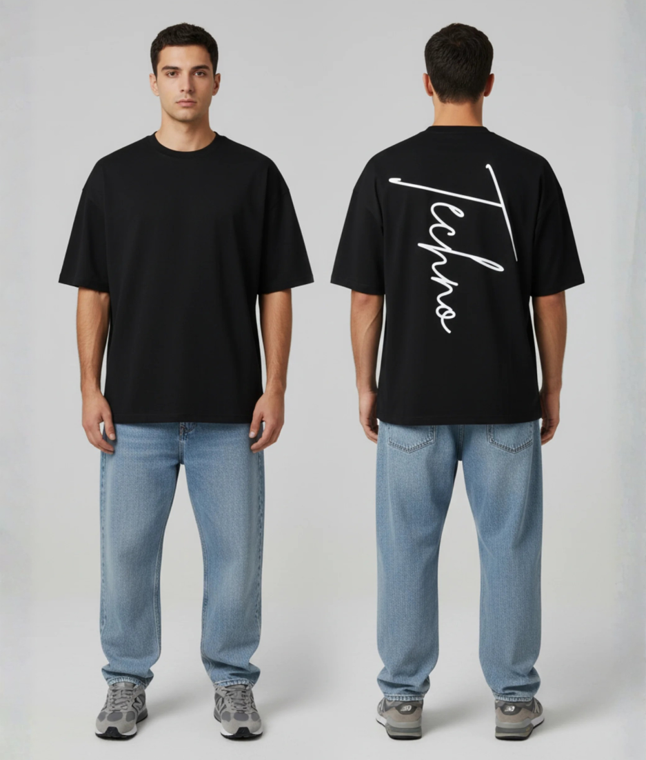 Zwart T-shirt met witte Techno tekst in groot cursief handschrift op de rug