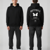 Man in zwarte hoodie voor- en achterkant met witte vlinder print en tekst BUTTERFLY