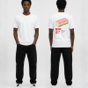 Wit unisex T-shirt voor- en achteraanzicht gedragen door mannelijk model met zonnebril en print van Tompouce 4 stuks €2.75 supermarkt reclame op de rug