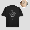 Zwart unisex t-shirt met bloemen boeket tattoo opdruk van PEP SCHEP – witte botanische bloem illustratie op de voorkant, eigen tattoo uploadbaar als print