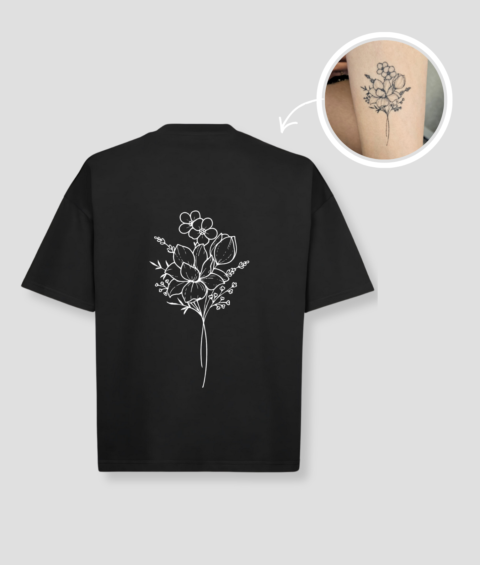 Zwart unisex t-shirt met bloemen boeket tattoo opdruk van PEP SCHEP – witte botanische bloem illustratie op de voorkant, eigen tattoo uploadbaar als print