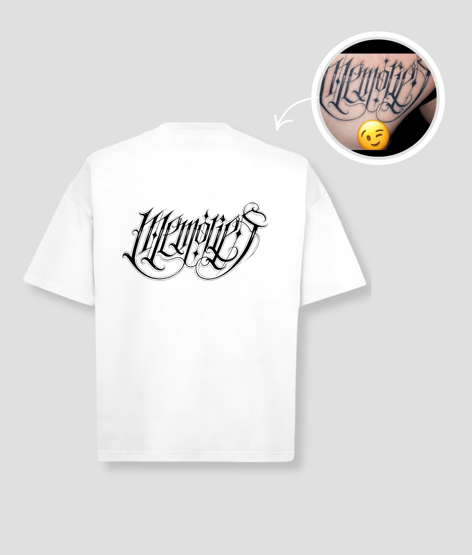 Wit unisex t-shirt met 'Memories' gotische kalligrafie opdruk van PEP SCHEP – grote zwarte tattoo-stijl lettertekst op de voorkant