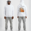 Man in witte hoodie voor- en achterkant met oranje containers en UITHALERS BEDANKT XOXO print op de rug