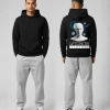 Man in zwarte hoodie voor- en achterkant met universum print en mannequinhoofd opdruk