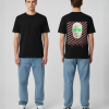 Zwart T-shirt met wit mannelijk masker met groene X-ogen, diagonale rode strepen en herhalende URBAN tekst met hartslag ECG-lijn op de rug