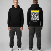 Man in zwarte hoodie voor- en achterkant met gele QR-code opdruk en tekst KIES EIGEN TEKST