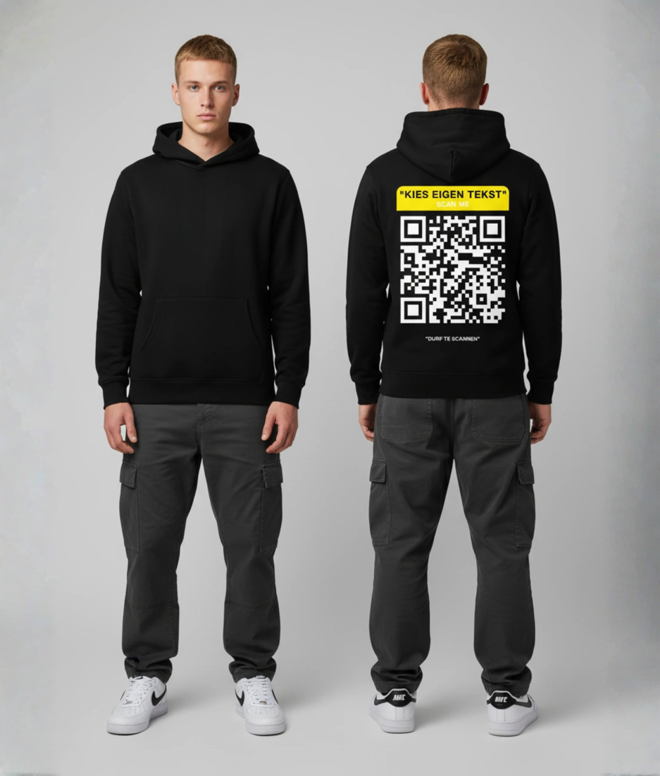 Man in zwarte hoodie voor- en achterkant met gele QR-code opdruk en tekst KIES EIGEN TEKST