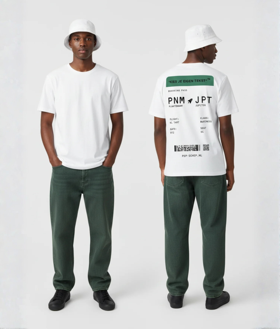 Wit T-shirt met groene eigen tekst banner en boarding pass print met PNM naar JPT vluchtdetails en PEP-SCHEP.NL tekst op de rug
