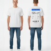 Wit T-shirt met blauwe eigen tekst banner en boarding pass print met PNM naar JPT vluchtdetails en PEP-SCHEP.NL tekst op de rug
