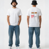 Wit unisex T-shirt voor- en achteraanzicht gedragen door mannelijk model met bucket hat en print van Witte bollen 10 stuks €1.35 supermarkt reclame op de rug