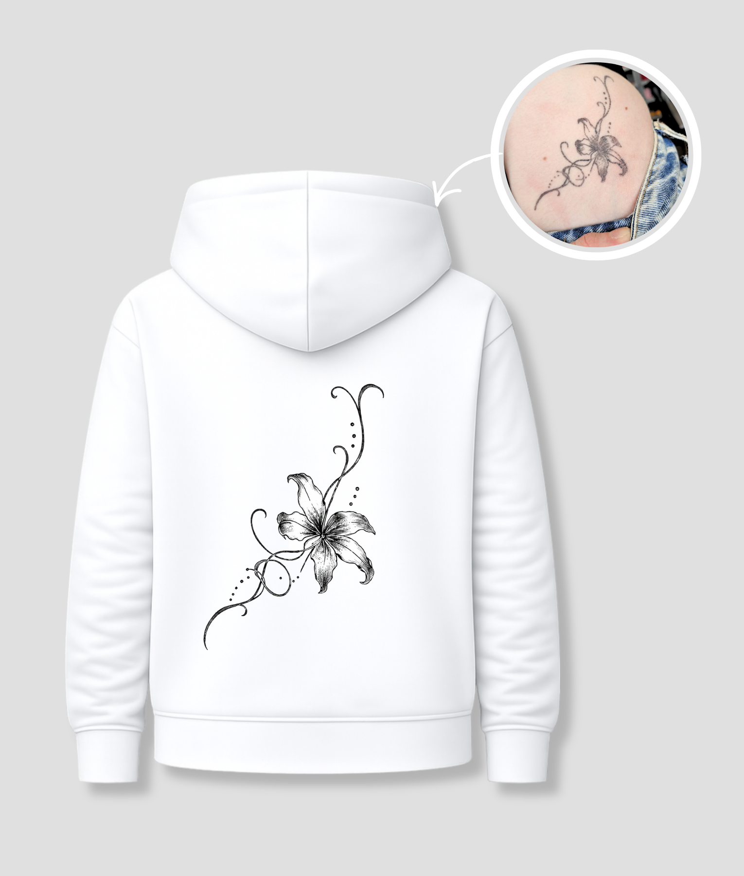 Witte unisex hoodie met sierlijke lelie tattoo opdruk van PEP SCHEP – elegante zwarte bloem illustratie met decoratieve lijnen als rugprint, eigen tattoo uploadbaar