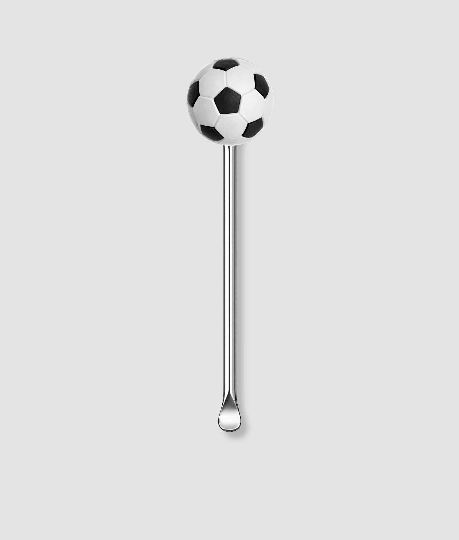 Zilveren cocktaillepel met zwart-witte voetbal decoratie aan bovenzijde