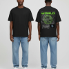 Zwart T-shirt met groene WORLD tekst, groene globe illustratie, herhalende tekst en aardbol foto op de rug