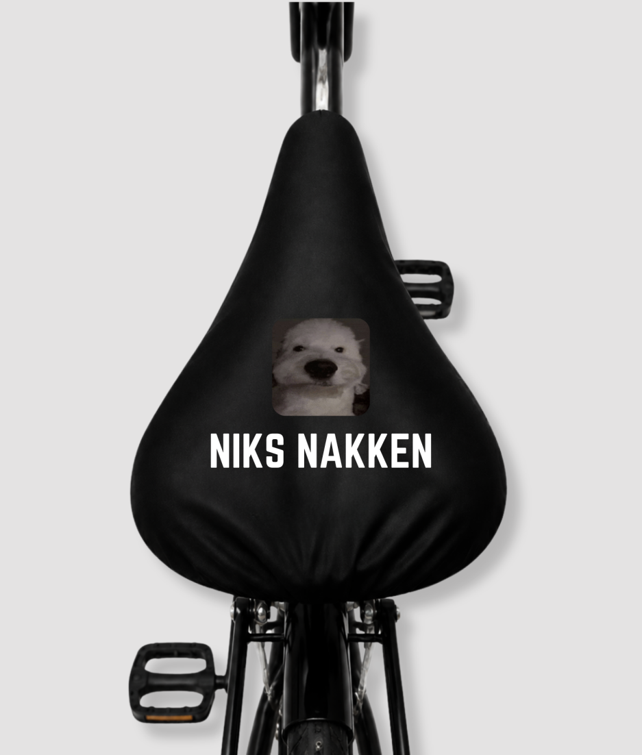 Zwarte fietszadelhoes met hondenfoto en grappige NIKS NAKKEN tekst voorbeeld gepersonaliseerde zadelhoes met eigen foto en eigen tekst