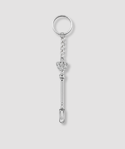 Zilveren mini schep sleutelhanger met kroon figuur bovenop en zilveren sleutelring grappig feest accessoire cadeau