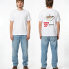 Wit unisex T-shirt voor- en achteraanzicht gedragen door mannelijk model met Zoute haring 2 stuks supermarkt reclame print op de rug