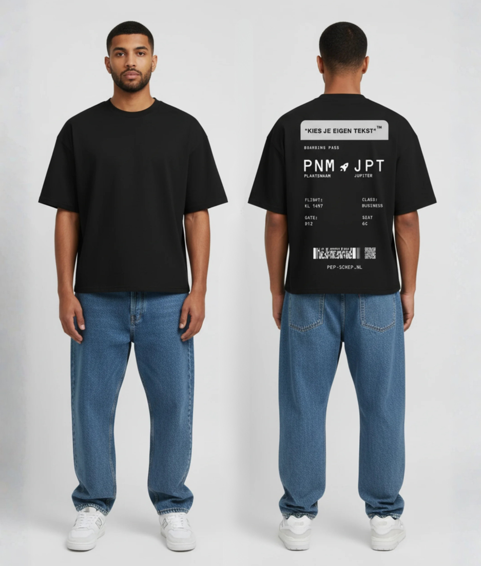 Zwart T-shirt met grijze boarding pass print en eigen tekst op de rug