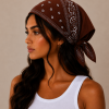 Model draagt bruine bandana als festival outfit
