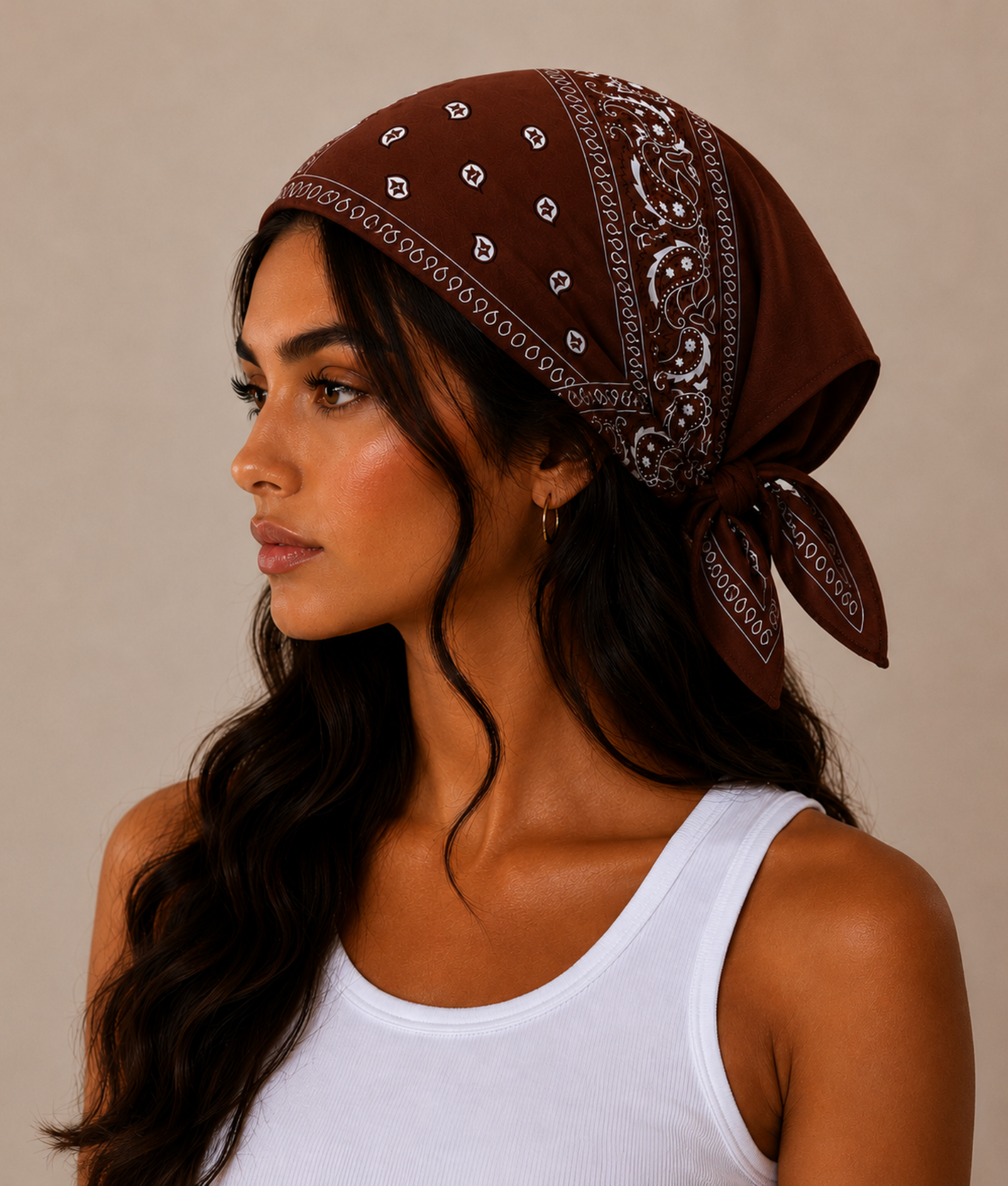 Model draagt bruine bandana als festival outfit