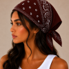 Model draagt donkerbruine bandana als festival outfit