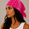 Model draagt donkerroze bandana als festival outfit