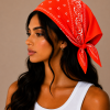 Model draagt felrode bandana als festival outfit