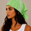 Model draagt lichtgroene bandana als festival outfit