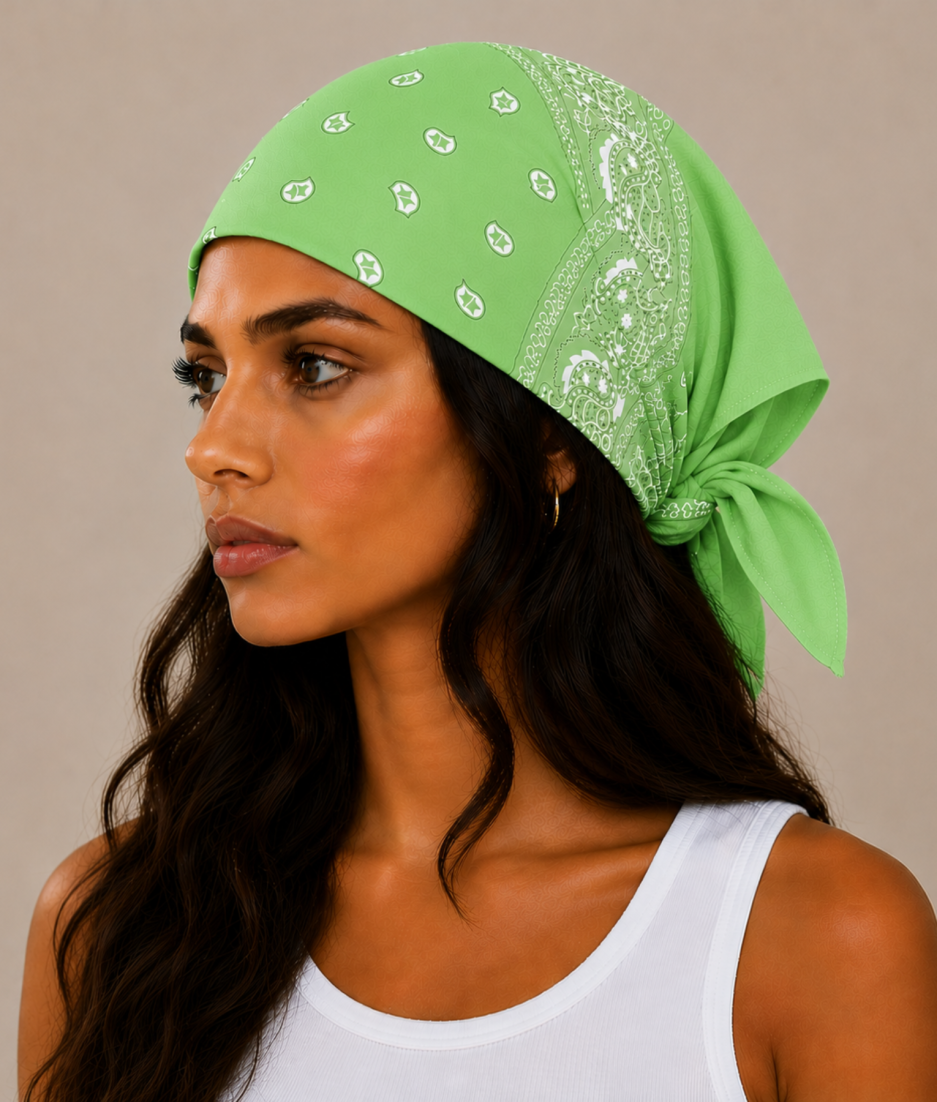 Model draagt lichtgroene bandana als festival outfit