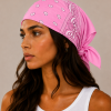 Model draagt roze bandana als festival outfit