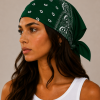 Model draagt zwart-groene bandana als festival outfit