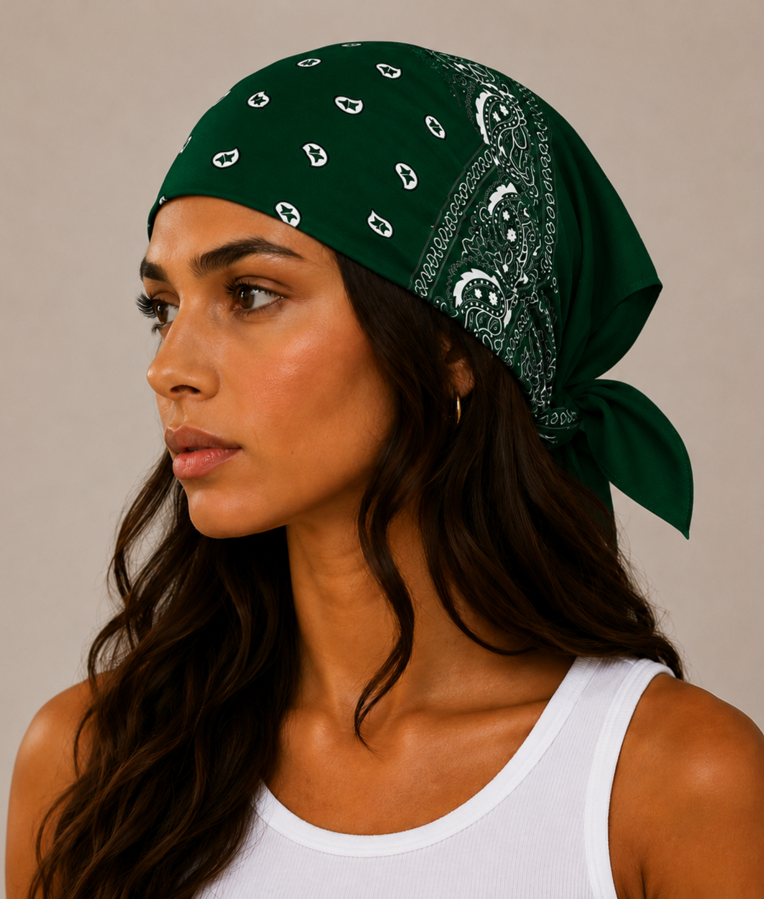 Model draagt zwart-groene bandana als festival outfit