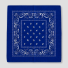 Blauwe bandana met witte paisley print, plat gevouwen