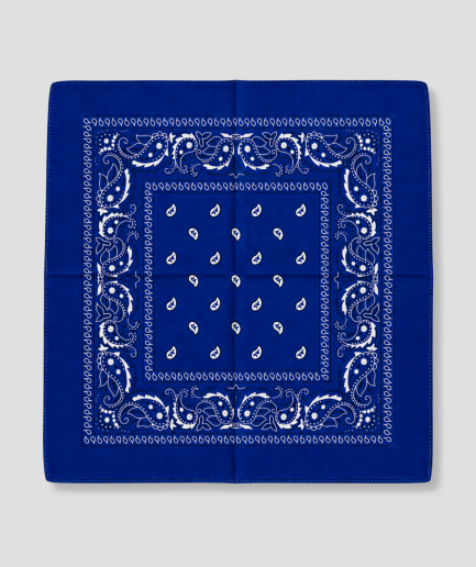 Blauwe bandana met witte paisley print, plat gevouwen