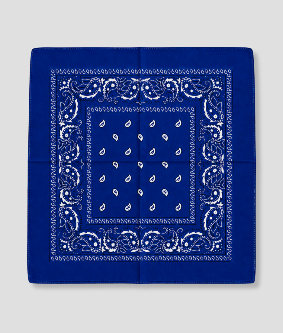 Blauwe bandana met witte paisley print, plat gevouwen