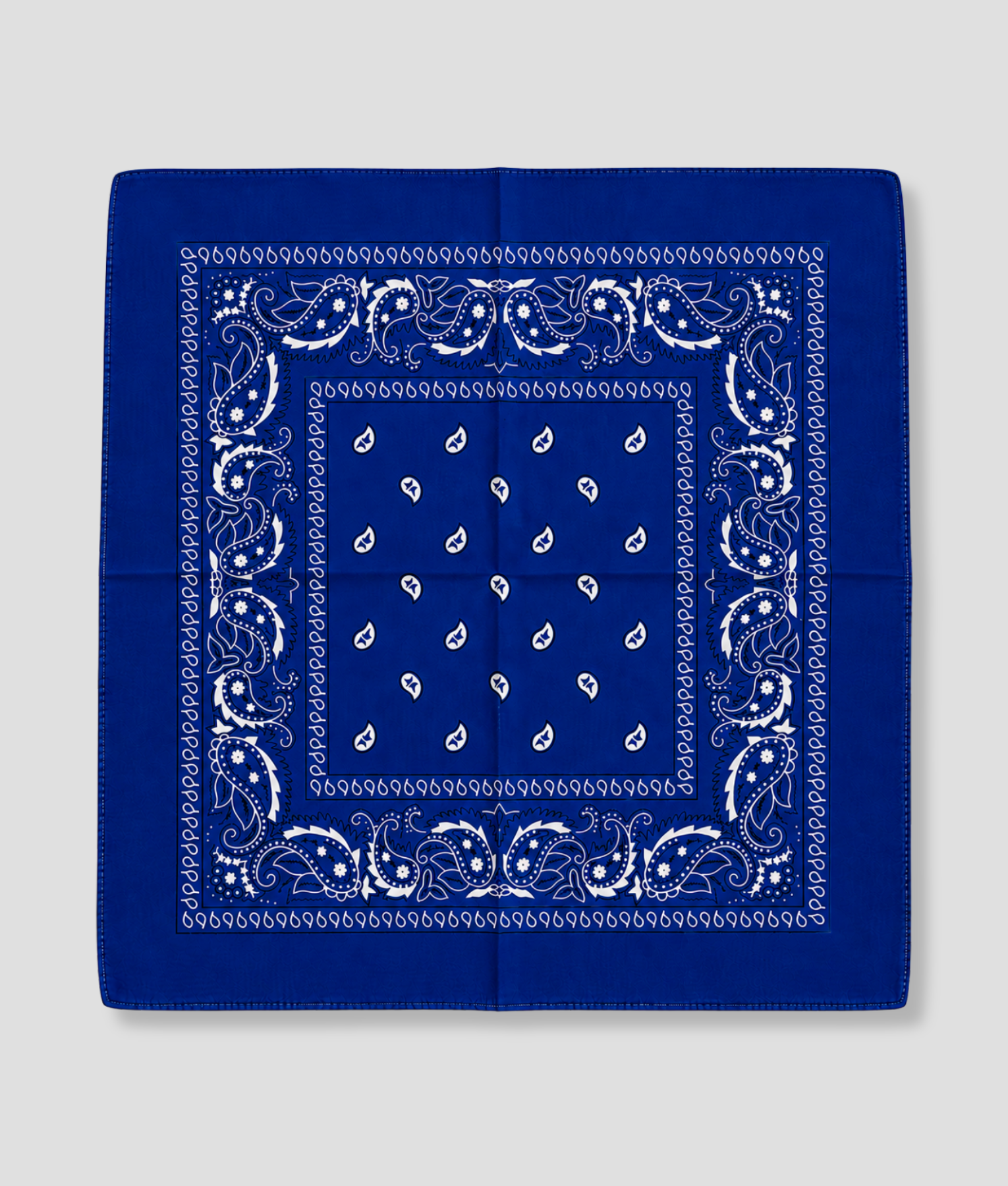 Blauwe bandana met witte paisley print, plat gevouwen