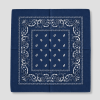 Donkerblauwe bandana met witte paisley print, plat gevouwen
