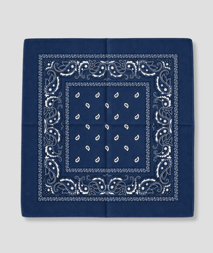 Donkerblauwe bandana met witte paisley print, plat gevouwen